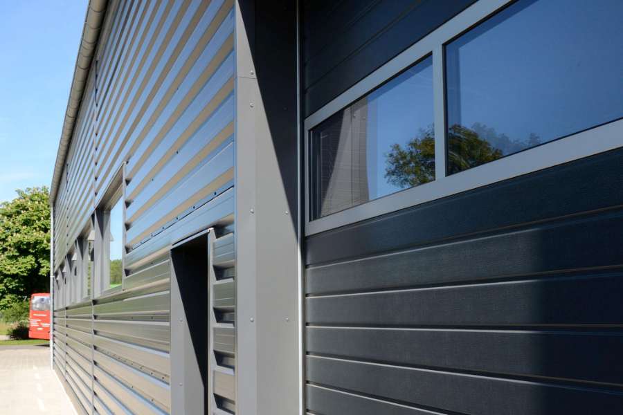 Kreative Fassadenlösung aus Stahl und Holz, Bahnhofstraße 15, 21698 Bargstedt